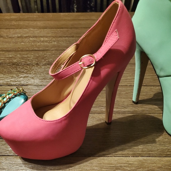 Shoes size 9 & 10 - Picture 7 of 8